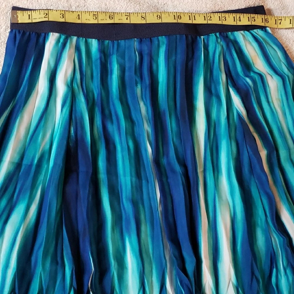 Chic Navy and Teal Skirt - Picture 3 of 7